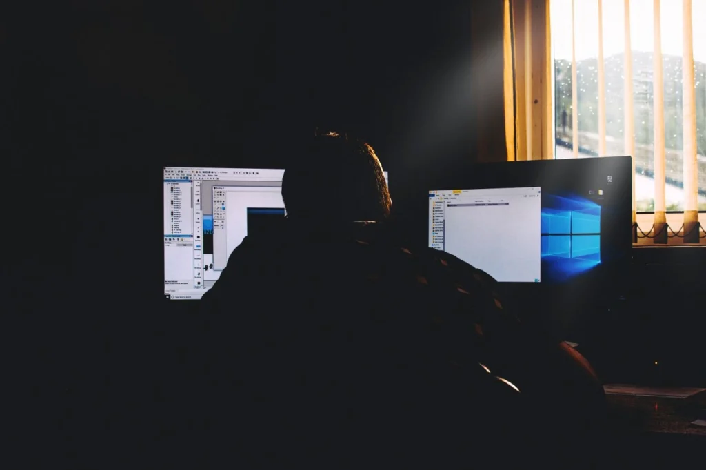 Bilgisayar ekranında Windows uygulamaları ve arayüzleri görülüyor, kısmi olarak Başlangıç uygulamaları listesi görülebiliyor
