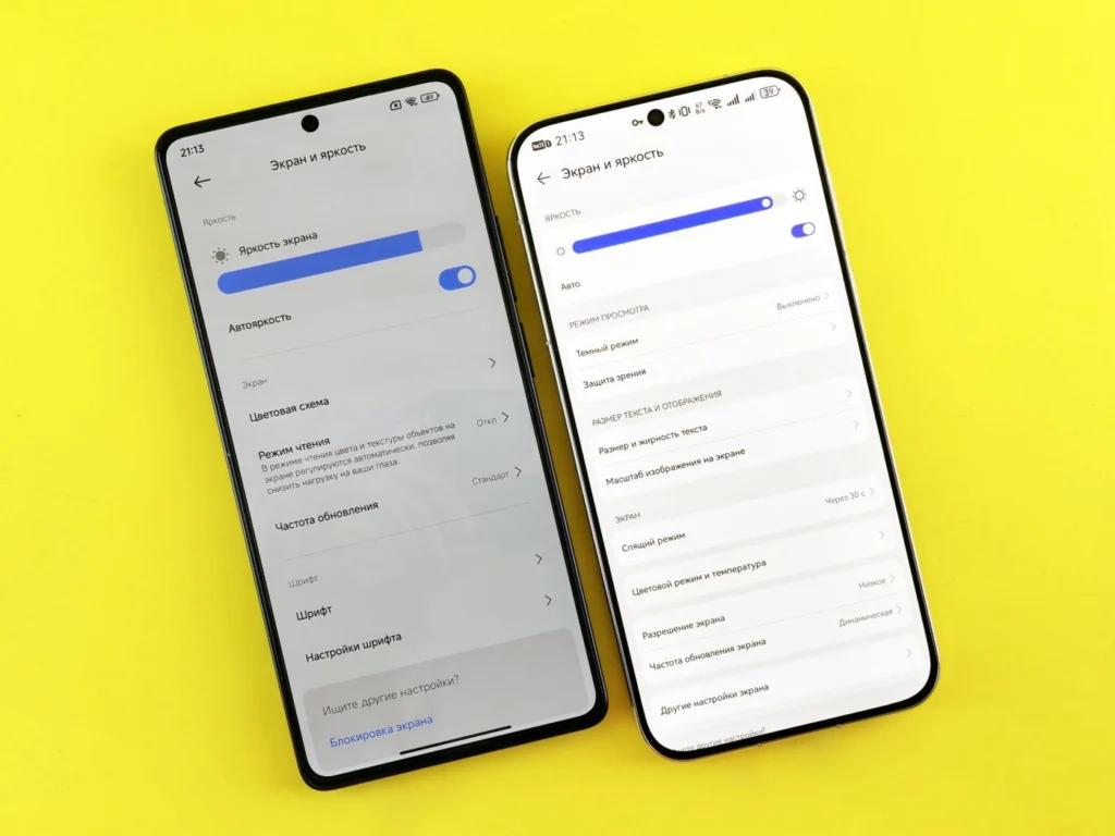 İki Android telefonda Ayarlar menüsü açık, sürüm bilgileri gösteriliyor. Sol telefonda mavi renkli bir kaydırıcı ve metin listeleri, sağ telefonda beyaz arka planlı sürüm bilgileri ekranı görülüyor.