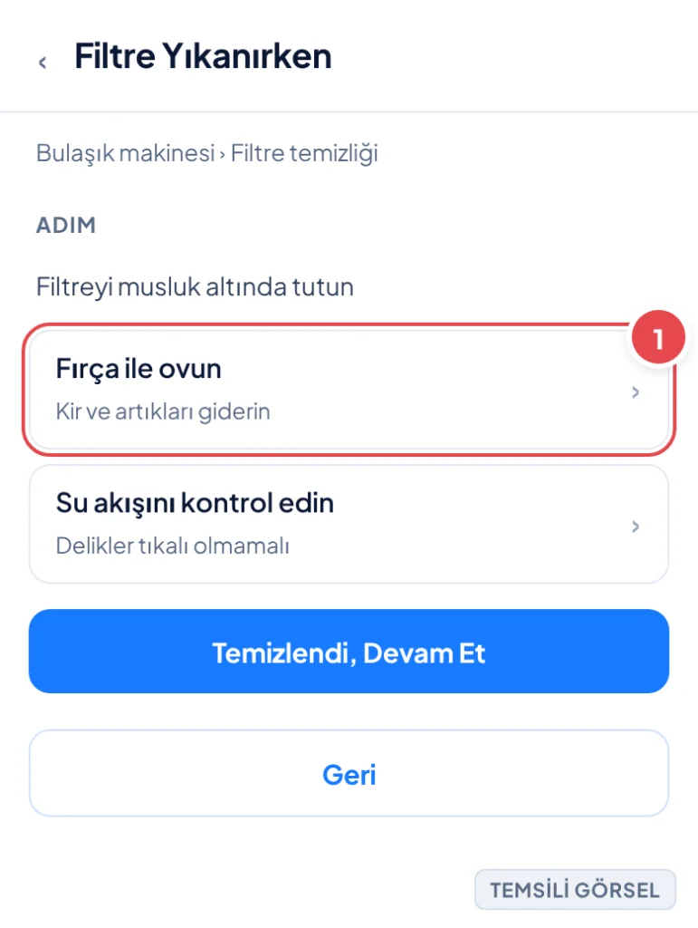 Temsili görsel: Bulaşık makinesi filtresinin musluk altında tutulup fırçayla temizlendiği yakın çekim; kirli su ve besin artıkları filtreden akarken görünüyor, eller filtreyi tutuyor; işaretli: 1. Fır