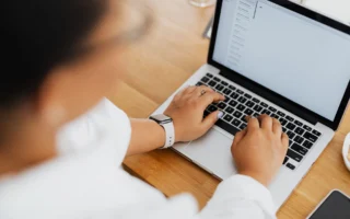 Telefonda Gmail uygulaması ekranı