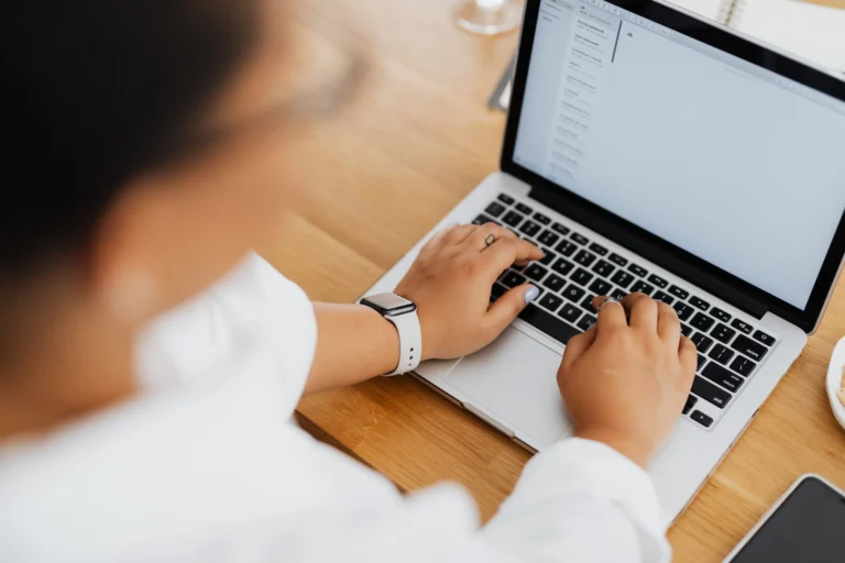 Telefonda Gmail uygulaması ekranı