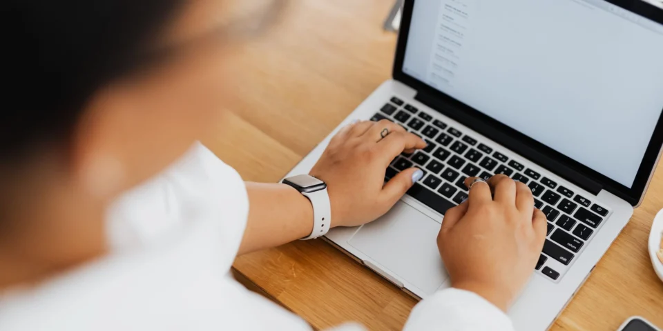 Telefonda Gmail uygulaması ekranı