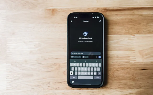 Telefon ekranında yapay zekâ sohbet uygulaması