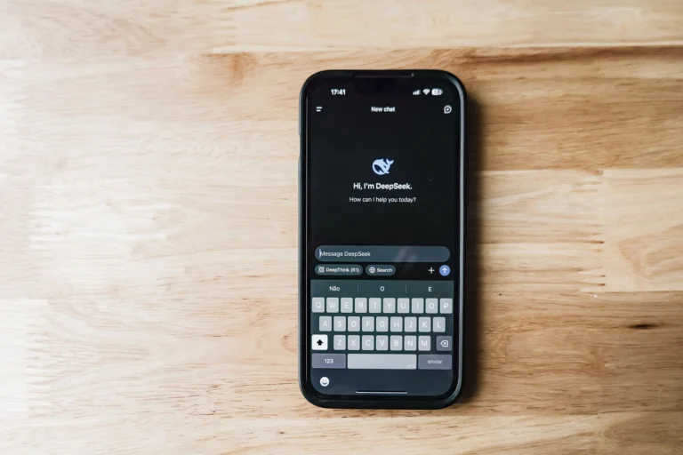 Telefon ekranında yapay zekâ sohbet uygulaması