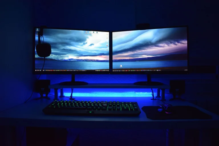 Oyun bilgisayarı ve monitör düzeneği