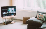 Televizyon kumandası ve akıllı TV ekranı