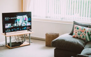 Televizyon kumandası ve akıllı TV ekranı