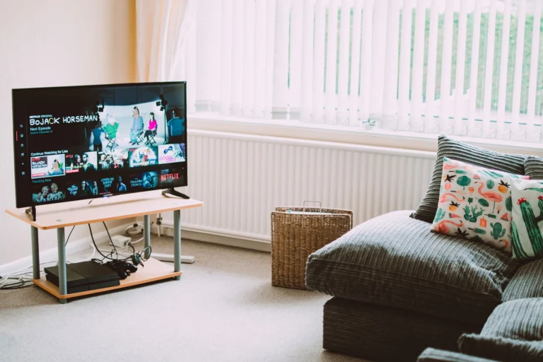 Televizyon kumandası ve akıllı TV ekranı