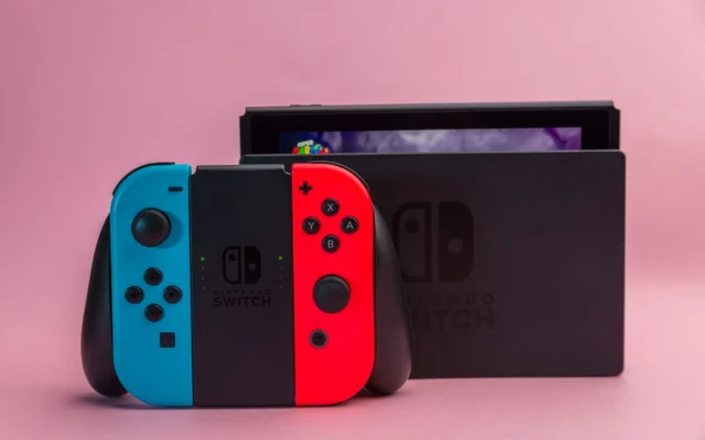 Nintendo Switch konsolu ve ekranında güncelleme göstergesi