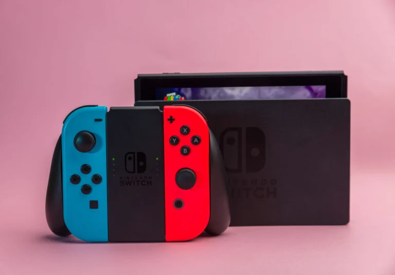 Nintendo Switch konsolu ve ekranında güncelleme göstergesi