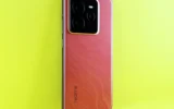Android akıllı telefonun arka kamera bölümü