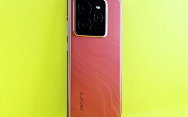 Android akıllı telefonun arka kamera bölümü