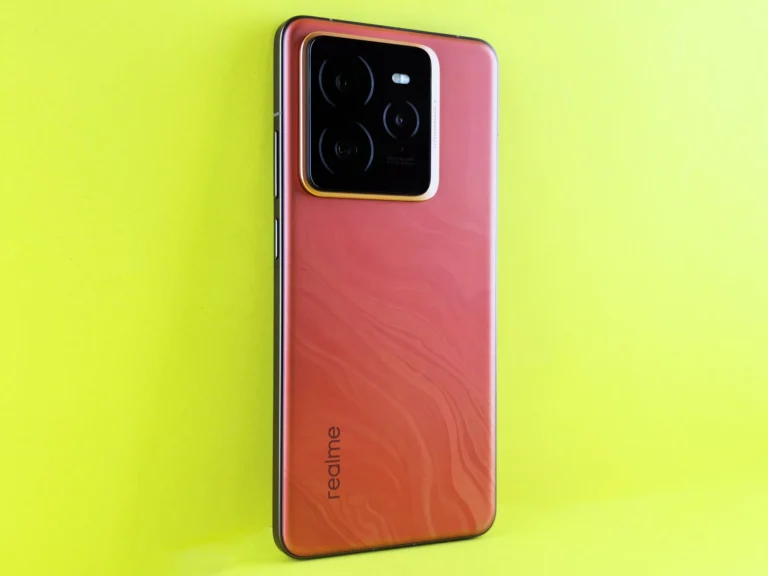 Android akıllı telefonun arka kamera bölümü