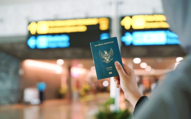 Pasaport ve kimlik belgeleri masada