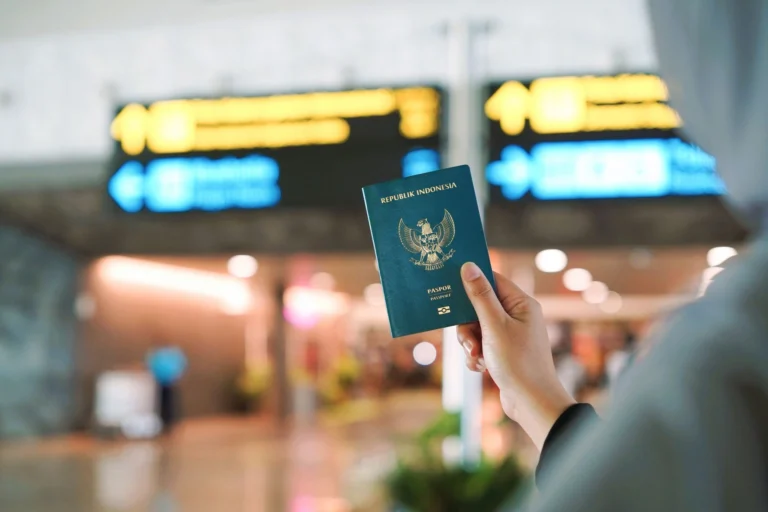Pasaport ve kimlik belgeleri masada