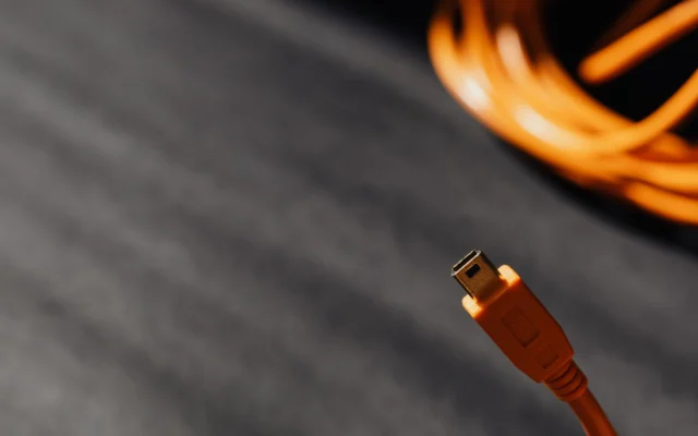 USB kabloyla şarj olan PS5 DualSense kontrolcüsü