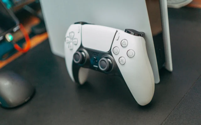 PS5 konsolu ve kontrolcüsü