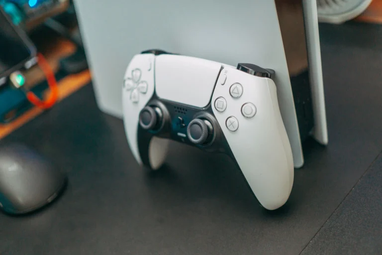 PS5 konsolu ve kontrolcüsü