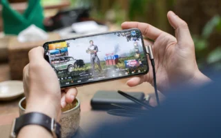 Telefonda mobil oyun oynayan kişi