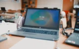 Windows 11 ayarlar ekranı açık bir dizüstü bilgisayar