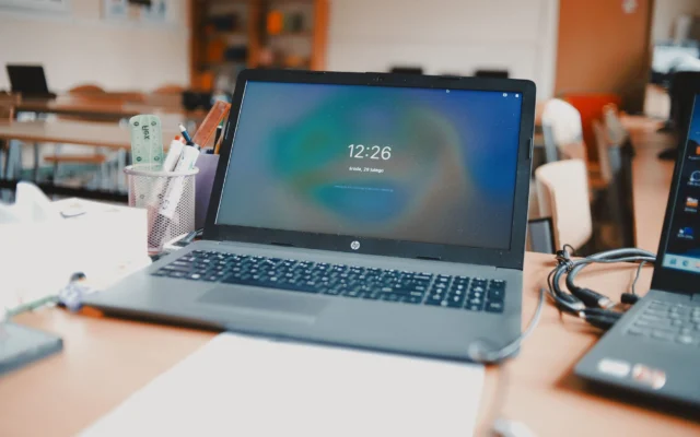 Windows 11 ayarlar ekranı açık bir dizüstü bilgisayar