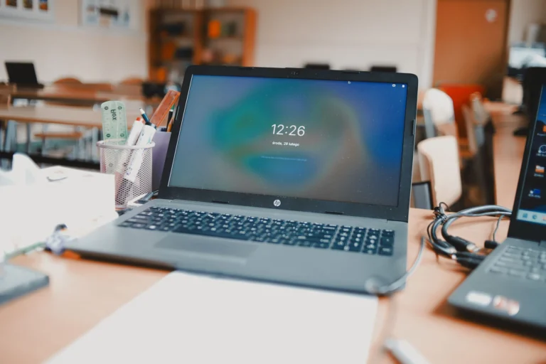 Windows 11 ayarlar ekranı açık bir dizüstü bilgisayar