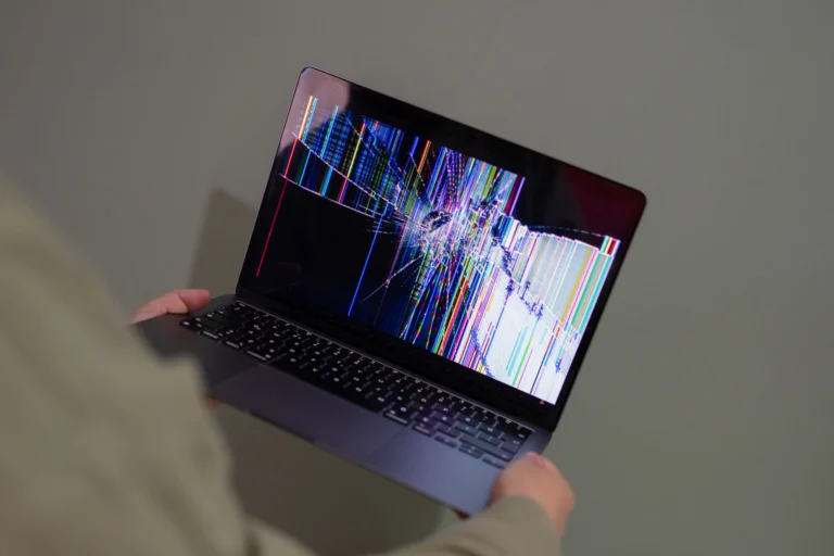Windows 11 çalıştıran bir dizüstü bilgisayar