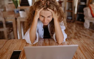 Windows 11 çalıştıran bir dizüstü bilgisayar