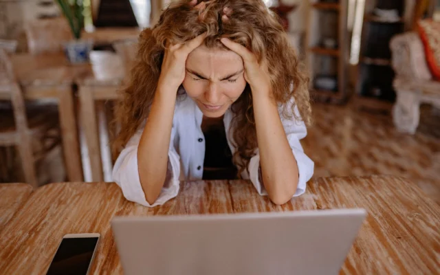 Windows 11 çalıştıran bir dizüstü bilgisayar