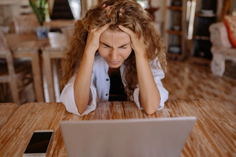 Windows 11 çalıştıran bir dizüstü bilgisayar