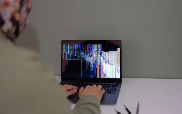 Windows 11 mavi ekran hatası gösteren dizüstü bilgisayar