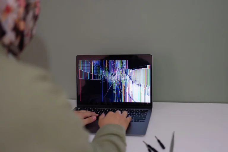 Windows 11 mavi ekran hatası gösteren dizüstü bilgisayar