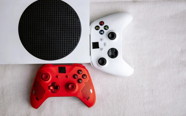 Xbox konsolu ve kumandası